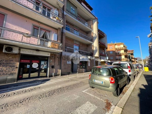 locale commerciale in vendita a Genzano di Roma