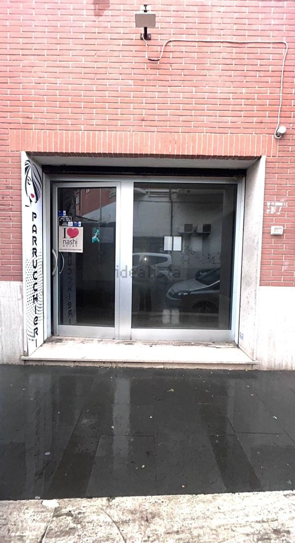 locale commerciale in vendita a Genzano di Roma
