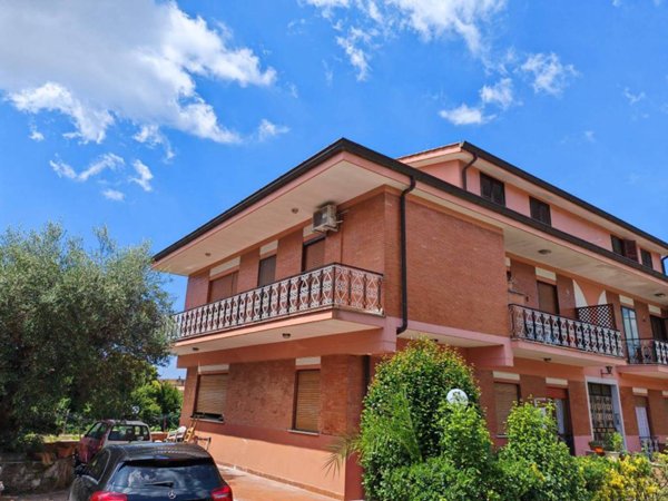 appartamento in vendita a Genzano di Roma in zona Colle di Cicerone