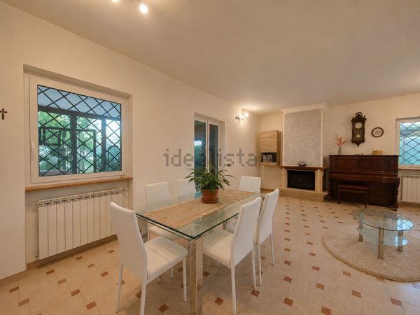 casa indipendente in vendita a Genzano di Roma in zona Colle di Cicerone