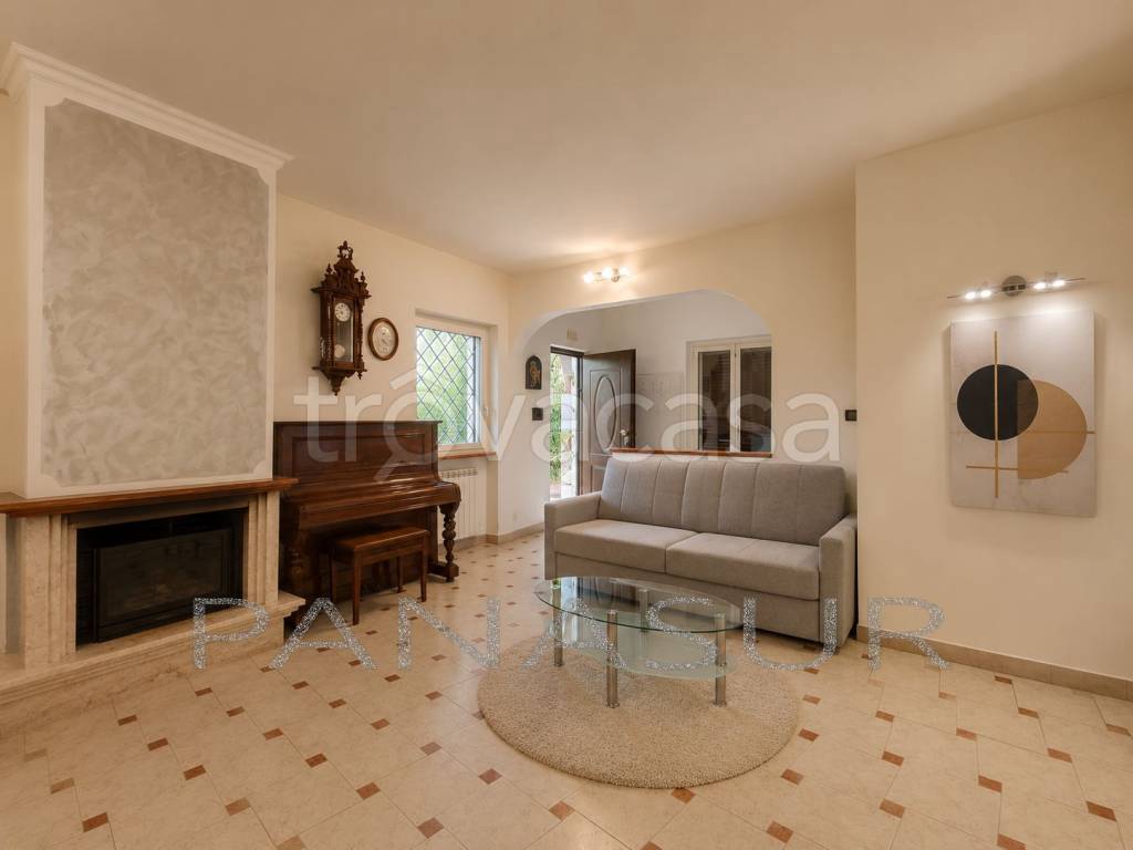 casa indipendente in vendita a Genzano di Roma in zona Colle di Cicerone