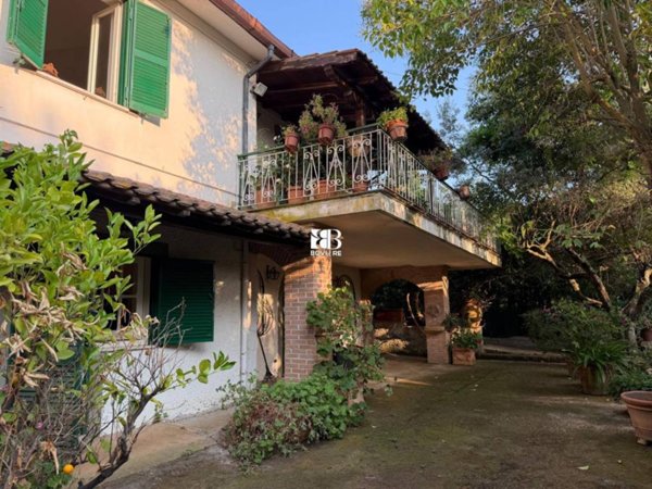 casa indipendente in vendita a Genzano di Roma in zona Colle di Cicerone