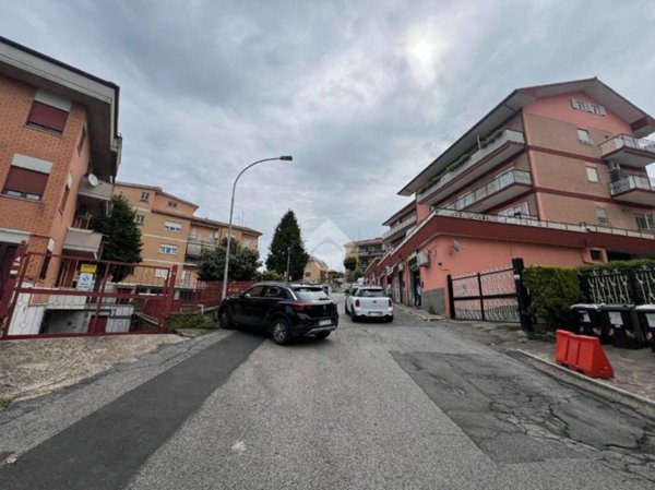 locale commerciale in vendita a Genzano di Roma
