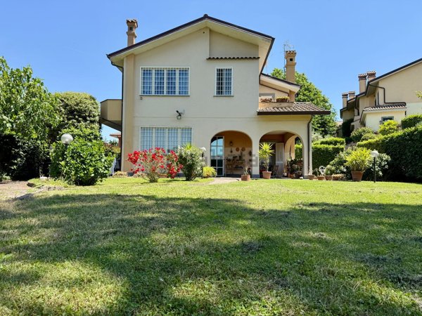 casa indipendente in vendita a Grottaferrata in zona Molara