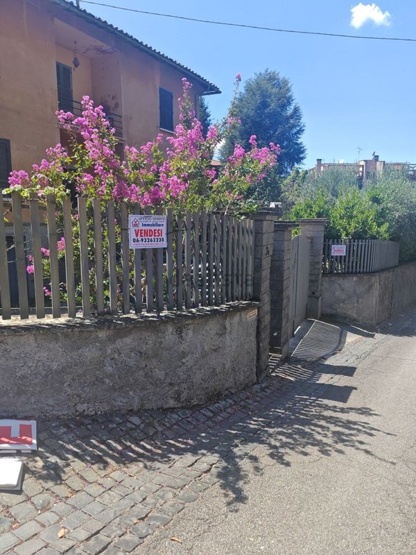 casa indipendente in vendita a Grottaferrata in zona Molara
