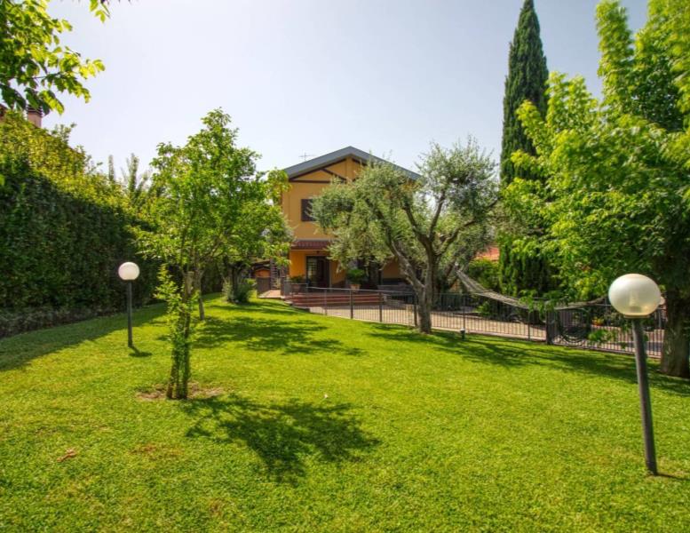 casa indipendente in vendita a Guidonia Montecelio in zona Guidonia