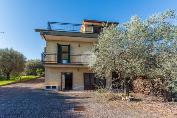 casa indipendente in vendita a Guidonia Montecelio in zona Colleverde