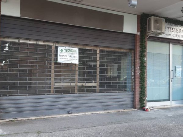 locale commerciale in vendita a Guidonia Montecelio in zona Colleverde