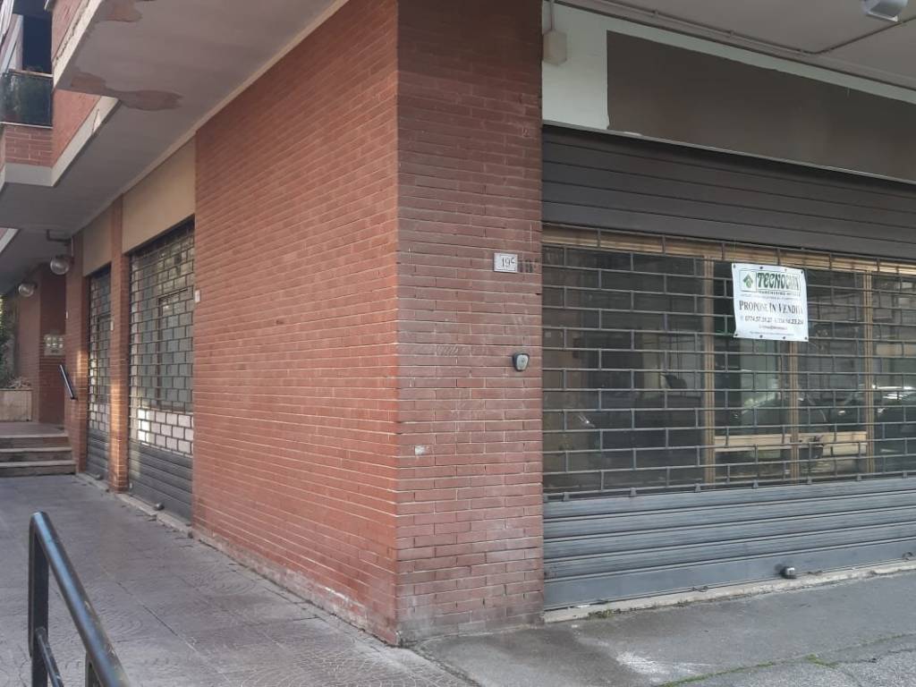 negozio in vendita a Guidonia Montecelio in zona Colleverde