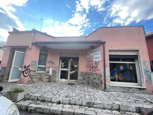 locale commerciale in vendita a Guidonia Montecelio in zona Villalba