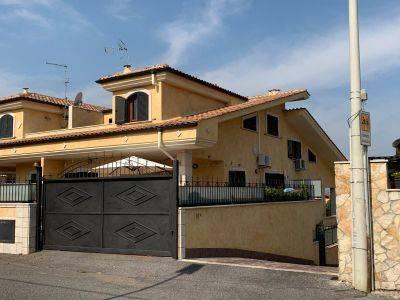 casa indipendente in vendita a Guidonia Montecelio in zona Setteville