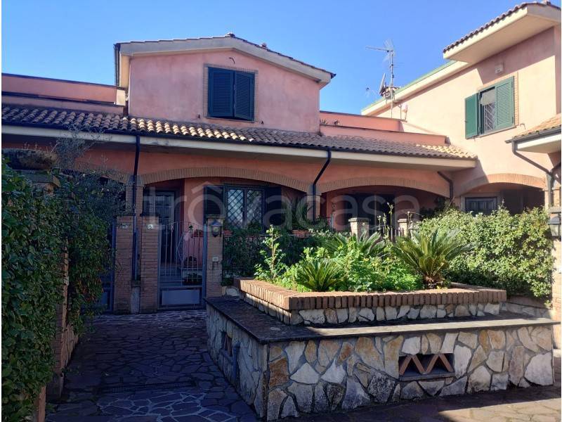 casa indipendente in vendita a Guidonia Montecelio in zona Montecelio