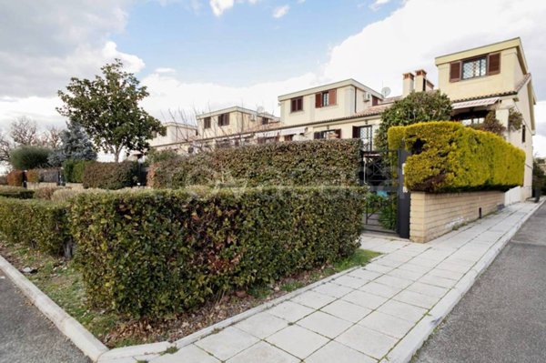 casa indipendente in vendita a Guidonia Montecelio in zona Marco Simone
