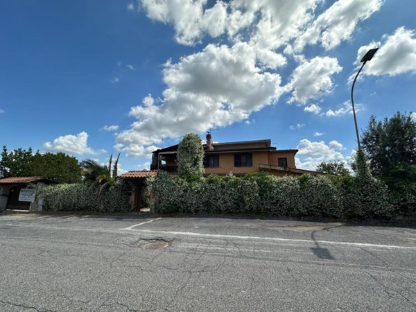casa indipendente in vendita a Guidonia Montecelio in zona Guidonia