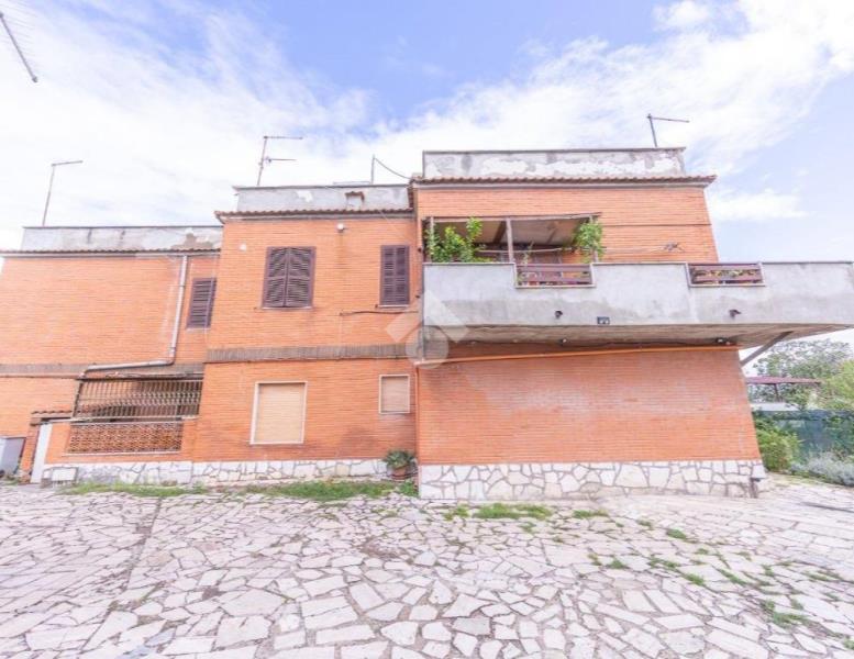intera palazzina in vendita a Guidonia Montecelio in zona Villalba