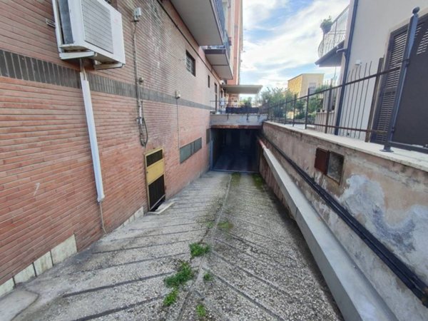 locale di sgombero in vendita a Guidonia Montecelio