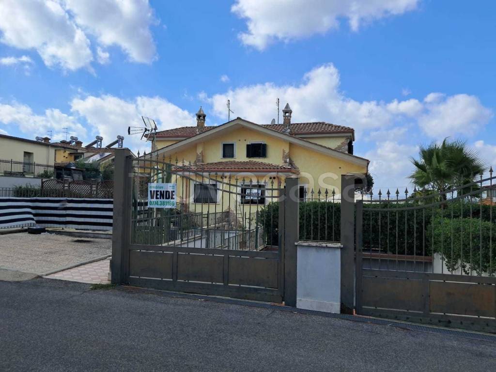casa indipendente in vendita a Guidonia Montecelio in zona Setteville