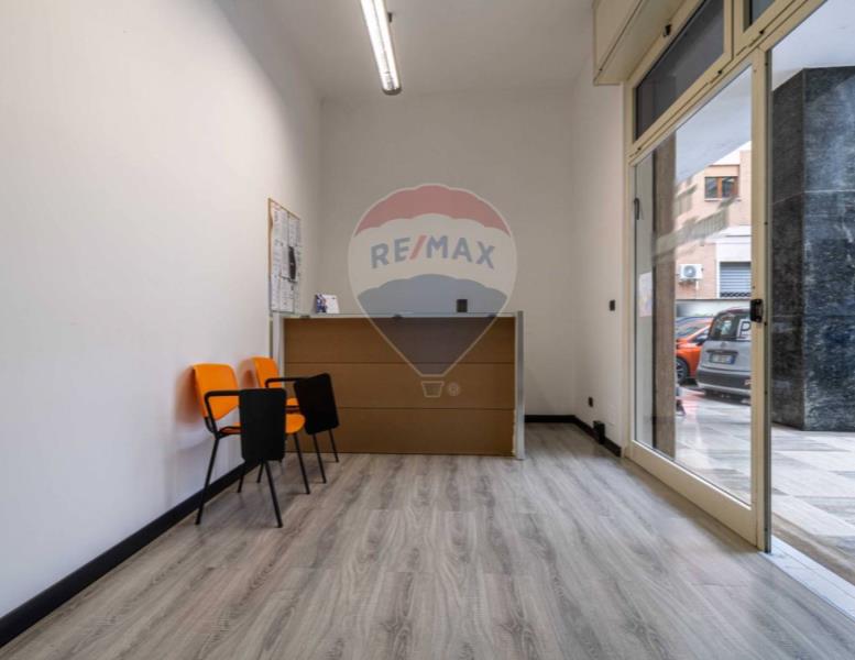 locale commerciale in vendita a Guidonia Montecelio in zona Guidonia
