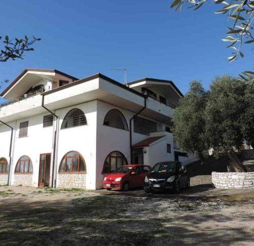 casa indipendente in vendita a Guidonia Montecelio in zona Montecelio