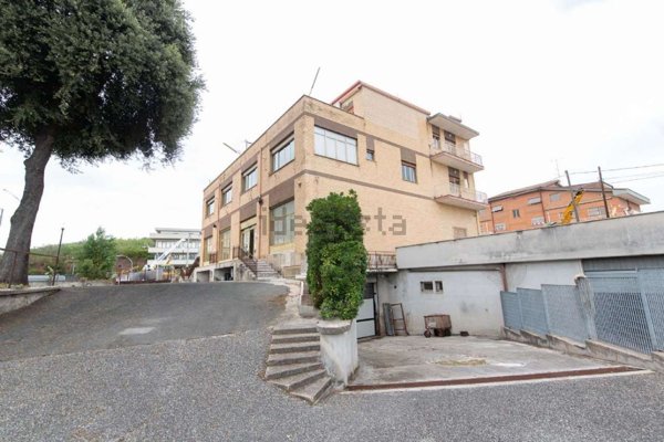 locale commerciale in vendita a Guidonia Montecelio