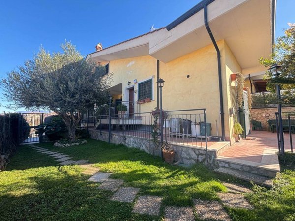casa indipendente in vendita a Guidonia Montecelio in zona Marco Simone