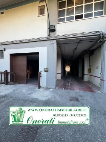 locale commerciale in vendita a Guidonia Montecelio in zona Colle Fiorito
