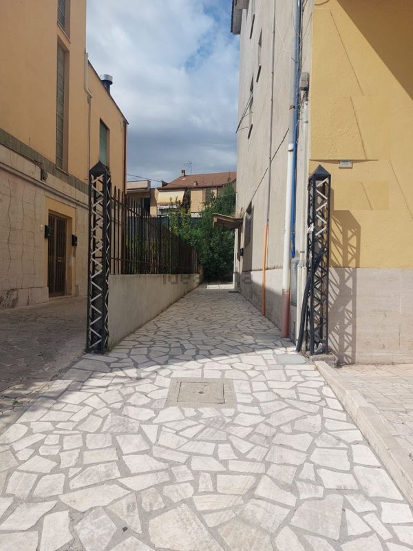 locale commerciale in vendita a Guidonia Montecelio in zona Setteville