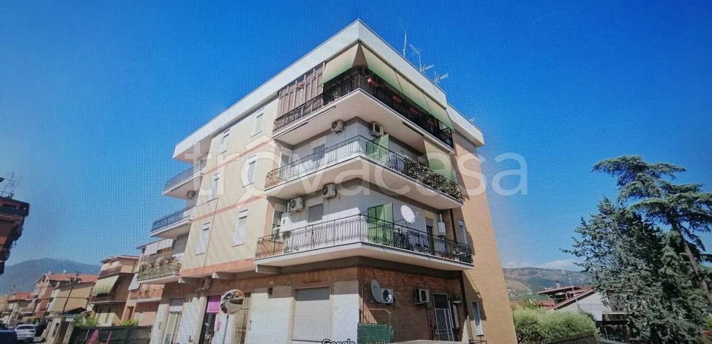 negozio in vendita a Guidonia Montecelio in zona Villanova