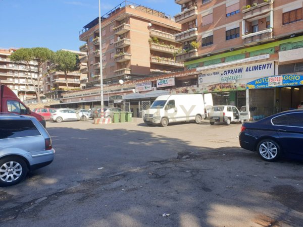 locale commerciale in vendita a Guidonia Montecelio in zona Colleverde