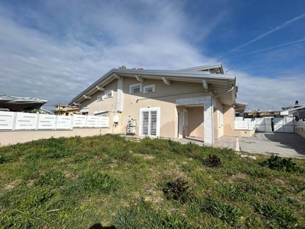 casa indipendente in vendita a Guidonia Montecelio in zona Setteville