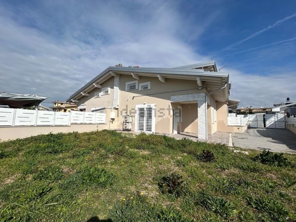 casa indipendente in vendita a Guidonia Montecelio in zona Setteville