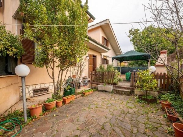 casa indipendente in vendita a Guidonia Montecelio in zona Marco Simone