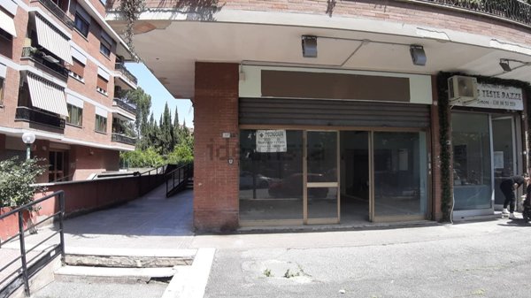locale commerciale in vendita a Guidonia Montecelio in zona Colleverde