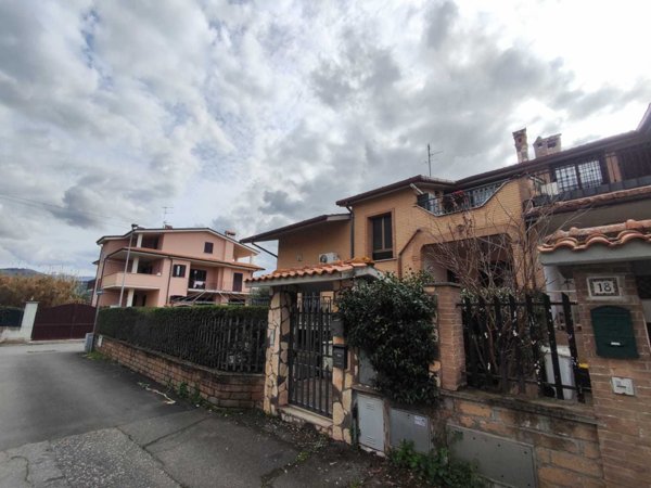 casa semindipendente in vendita a Guidonia Montecelio in zona Villanova