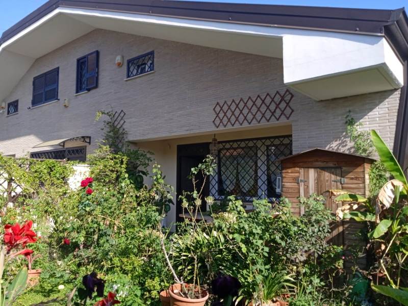 casa indipendente in vendita a Guidonia Montecelio in zona Colleverde