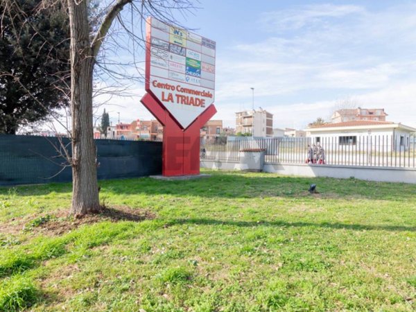 negozio in vendita a Guidonia Montecelio in zona Guidonia