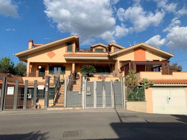 casa indipendente in vendita a Guidonia Montecelio in zona Setteville