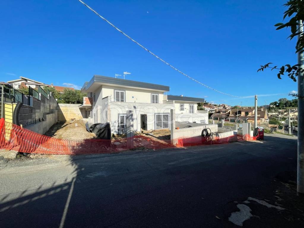 casa indipendente in vendita a Guidonia Montecelio in zona Marco Simone