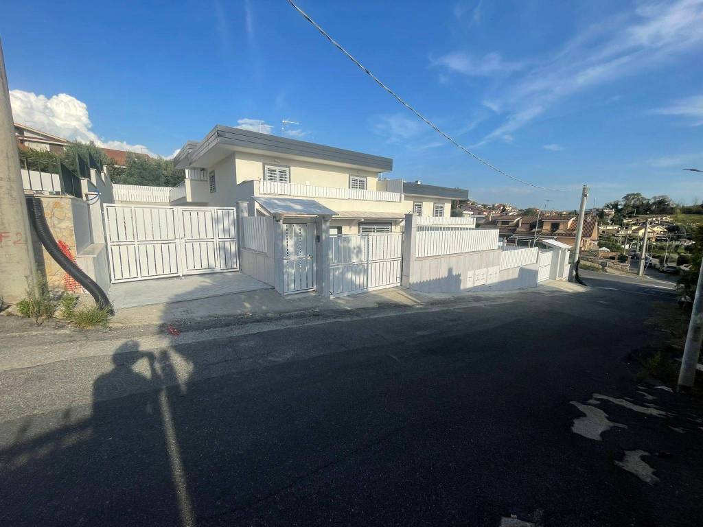 casa indipendente in vendita a Guidonia Montecelio in zona Marco Simone