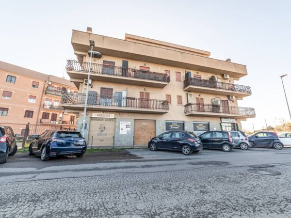 negozio in vendita a Guidonia Montecelio in zona Setteville