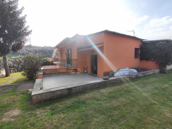 casa indipendente in vendita a Guidonia Montecelio in zona Pichini