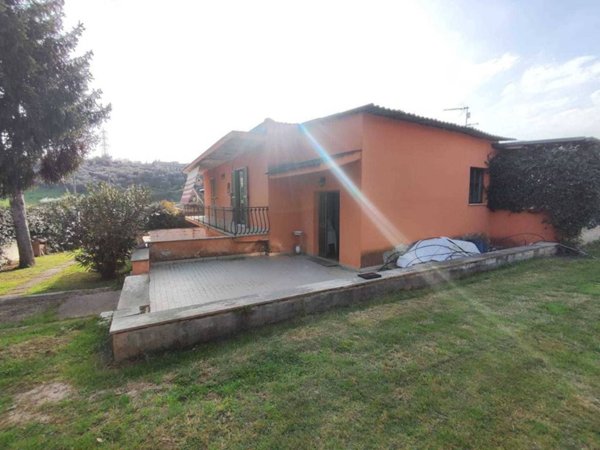casa indipendente in vendita a Guidonia Montecelio in zona Pichini