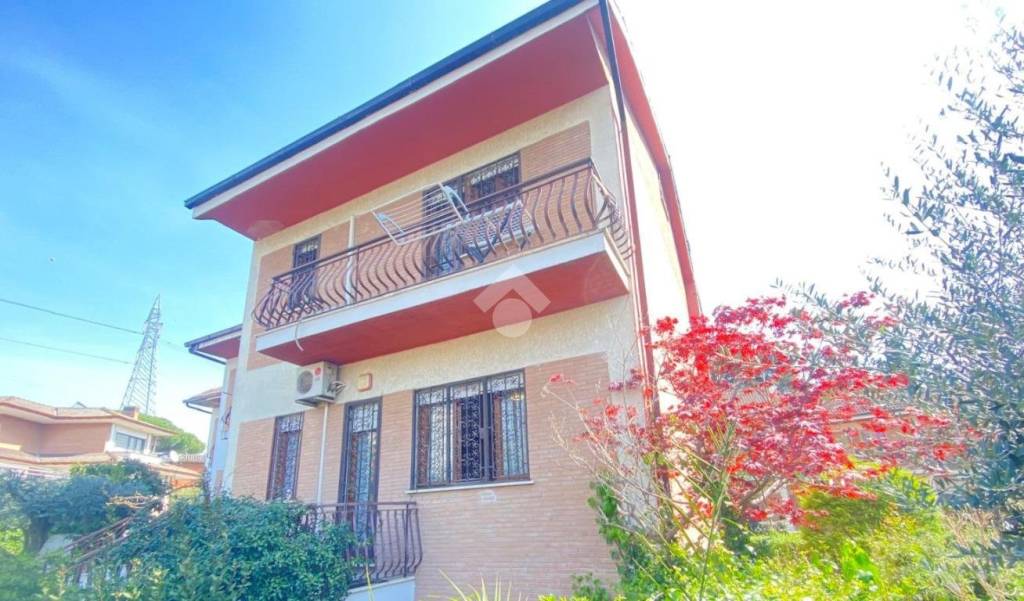 casa indipendente in vendita a Guidonia Montecelio in zona Colleverde