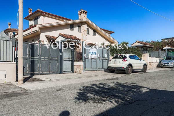 quadrivano in vendita a Guidonia Montecelio in zona Setteville