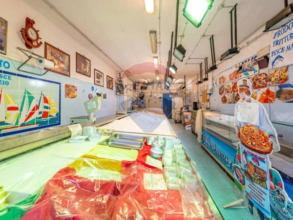 negozio in vendita a Guidonia Montecelio in zona Guidonia