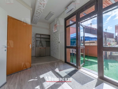 negozio in vendita a Guidonia Montecelio in zona Marco Simone