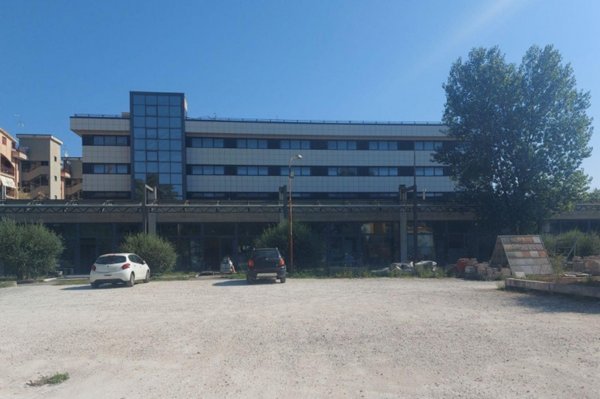 locale commerciale in vendita a Guidonia Montecelio in zona Marco Simone