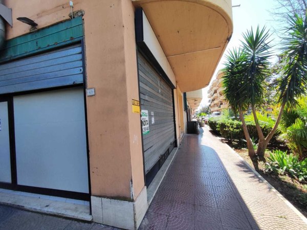locale commerciale in vendita a Guidonia Montecelio
