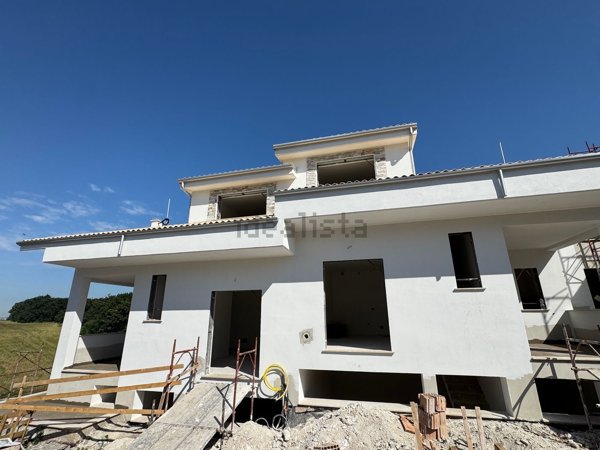 casa indipendente in vendita a Guidonia Montecelio in zona Marco Simone
