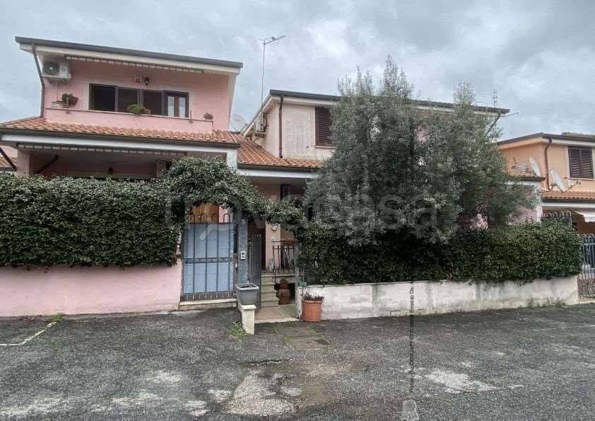 casa indipendente in vendita a Guidonia Montecelio in zona Montecelio